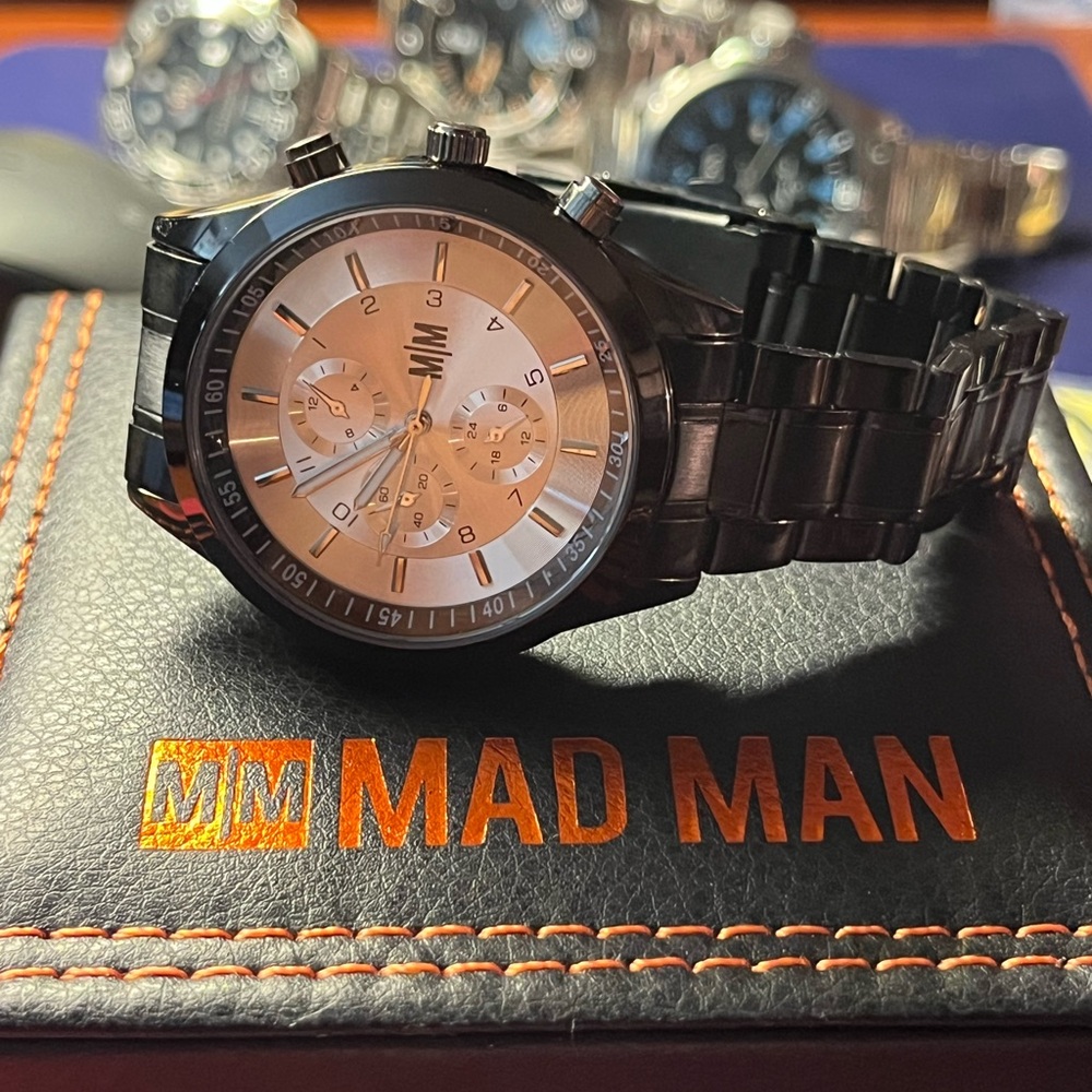 MAD MAN : All black , with silver dial